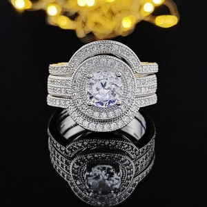 Makroaufnahme eines luxuriösen 3er Ring-Sets mit runder Halo-Zirkonia und Spiegelreflexion