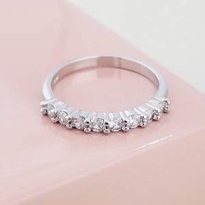 Primer plano de anillo de eternidad de plata con siete circonitas de corte redondo