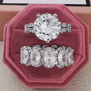 Ensemble de bagues vintage en argent avec solitaire et anneau halo dans un écrin rose