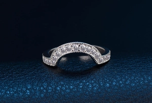 Makroaufnahme von silbernem V-förmigem Ring mit pavégefassten runden Zirkoniasteinen