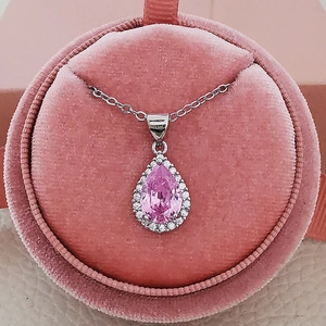 Élégant collier avec pendentif poire en zircon rose dans son écrin en velours rose