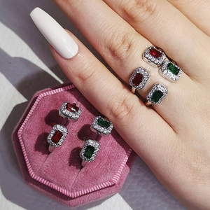 Unregelmäßiges Set aus verstellbaren Ringen mit roten und grünen Kristallen in Silber