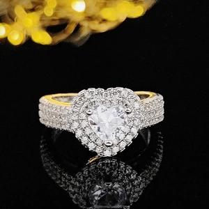 Anillo halo de lujo con forma de corazón y cristales pavé sobre espejo negro liso