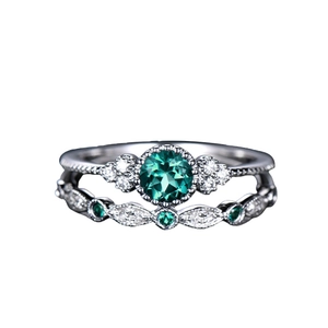 Elegante set van dubbele ringen met groene zirkoon en micro-pave steentjes op verzilvering