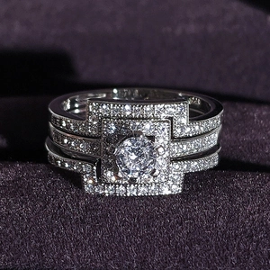 Primer plano detallado del sello S925 en un lujoso conjunto de tres anillos de novia de plata