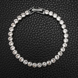 Elegante pulsera tenis plateada de 4mm con circonitas AAA sobre fondo de cuero negro