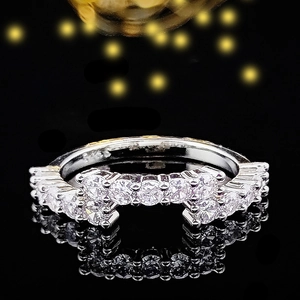 Detalle macro de un anillo de lujo de plata con circonitas en forma de corona y reflejo