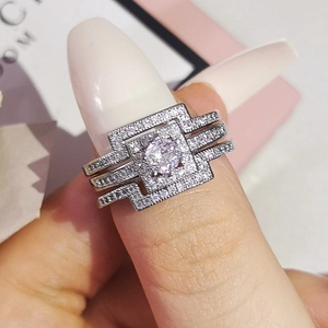 Conjunto de anillos cuadrados de lujo en plata con piedra redonda y cristales pavimentados