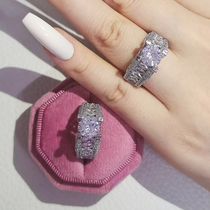 Detail van luxe zilveren ringenset met een grote ronde diamant gedragen op een mooie hand