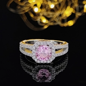 Anillo de lujo para mujer con gema rosa grande y diamantes blancos en banda bicolor