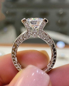 Detailweergave van een luxe diamanten ring met kathedraalzetting en micro-pavé