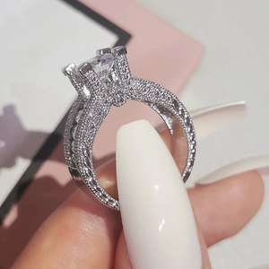 Macro-opname van zilveren kathedraal ring met grote zirkoon en pave-diamant accenten