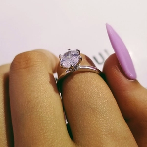 Vue macro de la bague solitaire en argent à six griffes avec une pierre ronde brillante