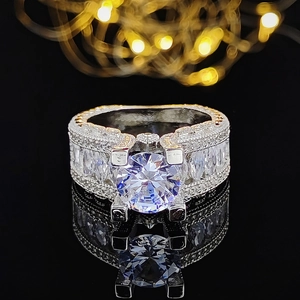 Luxe diamanten ring met grote ronde middensteen op zwarte reflecterende ondergrond