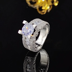Luxe zilveren damesring met volledige diamantzetting en grote ronde hoofdsteen