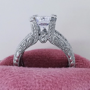 Luxe zilveren bruidsring met een ronde hoofdsteen en pavé gezette diamanten