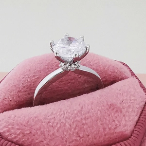 Elegante anillo solitario de plata con circonita blanca en joyero de terciopelo rosa
