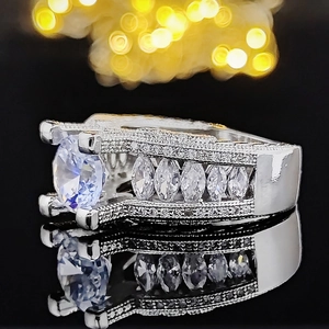 Luxe zilveren ring met grote ronde diamant en marquise stenen op een zwarte spiegel