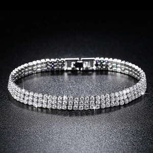 Vista detallada de la lujosa pulsera tenis de tres filas con circonitas plateadas