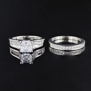 Σετ γαμήλιων δαχτυλιδιών με ζιργκόν princess cut και ασημένιες ταινίες micro-pave