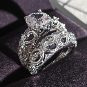 Set de anillos vintage plateados con diseño calado y piedra central de circonita brillante