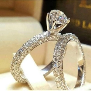 Lujoso Juego de Anillos de Cobre con Circonita Redonda para Mujer Color Plata Galvanizado Compromiso Boda Anillo de Dos Piezas