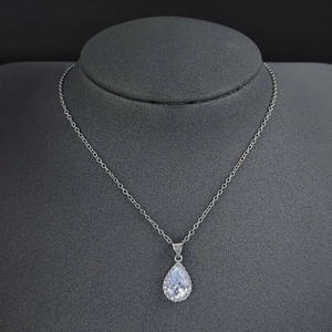 Détail du collier avec pendentif goutte en argent et zircon taille poire étincelant
