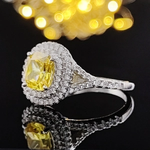Primer plano de anillo halo de lujo con circonita amarilla y pavé de diamantes