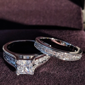 Conjunto de anillos de boda para mujer con circón de corte cuadrado y acabado en plata fina