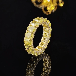 Detaillierte Ansicht eines luxuriösen Eternity-Rings mit gelben 3A-Zirkonia-Steinen