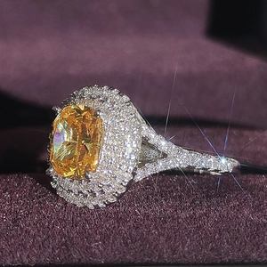 Vista lateral detallada de anillo de circón amarillo cuadrado con pavé de diamantes lujo