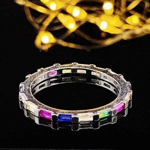 Anello eternity arcobaleno con cristalli colorati taglio baguette e argento S925