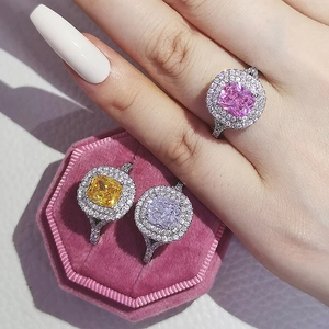 Lujosos anillos halo de corte cojín en circón rosa, amarillo y blanco con banda de plata