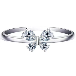 Bague papillon élégante avec zircons taille poire sur un anneau argenté poli