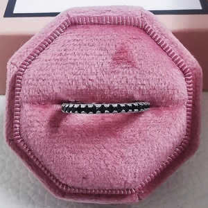 Nahaufnahme eines luxuriösen Zirkonia-Rings mit schwarz-weißen Steinen in rosa Box