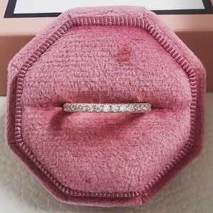 Detailaufnahme eines roségoldenen Memoire-Rings mit Zirkonia in einer rosa Samtbox