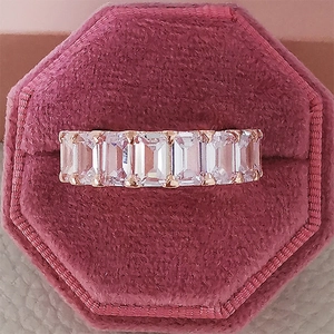 Makroaufnahme von Ewigkeit-Ring mit Zirkonia im Smaragdschliff in einer Samt-Box