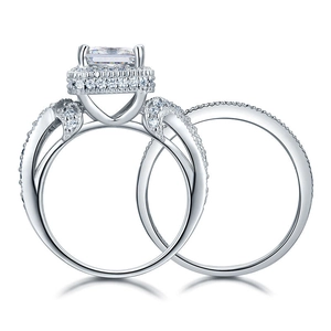 Detailansicht eines luxuriösen Diamantring-Sets mit quadratischem Schliff und Pavé-Band