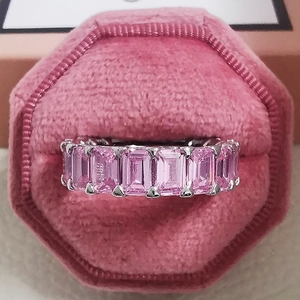 Makroansicht des rosa Eternity-Rings mit rechteckigen Edelsteinen in einer Samtbox