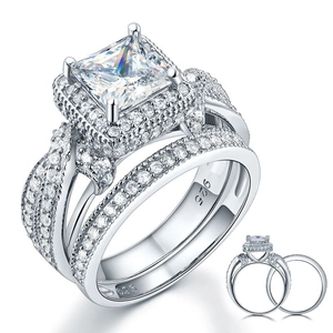 Nahaufnahme eines 925er Sterlingsilber Ring-Sets mit Zirkonia im Prinzessschliff