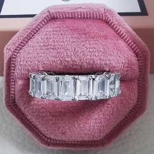 Nahaufnahme Eternity-Ring mit Smaragdschliff in Silber mit luxuriöser rosa Samtbox