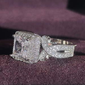 Eleganter quadratischer Diamantring mit Halo-Fassung und pavé-besetztem Ringband für Damen