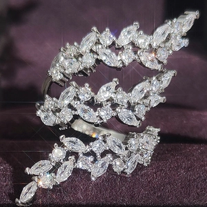 Anello multistrato a spiga in argento con cristalli taglio marquise su velluto