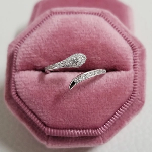 Bague serpent argentée avec zircons blancs dans son écrin de velours rose de luxe