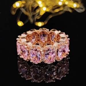 Details eines Roségold-Ewigkeitsrings mit ovalen rosa Steinen und Pavé-Kristallen