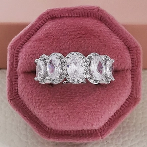 Nahaufnahme eines Silberrings mit fünf Zirkoniasteinen in rosa Samt-Schmuckkästchen