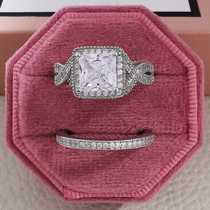 Luxuriöses Set aus Prinzess-Diamantring mit Pavé-Bändern in einer rosa Samt-Box