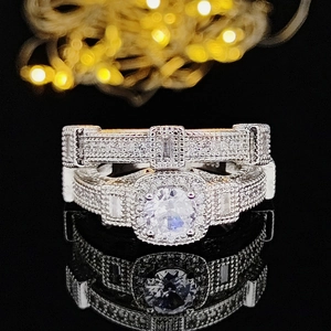 Set di anelli di lusso in argento 925 con zircone rotondo centrale e pietre pavé laterali