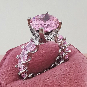 Bague élégante en argent avec pierre rose ovale et pierres latérales sur velours