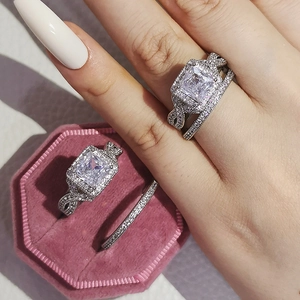 Luxuriöses Ring-Set mit Prinzess-Schliff, Halo-Design und pavégefassten Diamanten